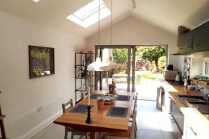 eine Küche mit einem Holztisch in einem Zimmer in der Unterkunft Quaint 3 bedroom Devon cottage in Honiton