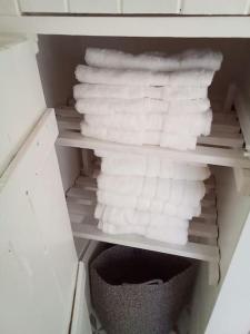 eine Schublade voller weißer Handtücher in einem Kleiderschrank in der Unterkunft Quaint 3 bedroom Devon cottage in Honiton + 22 Fotos