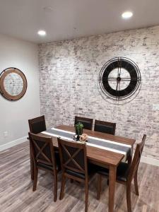 een eetkamer met een tafel en stoelen en een klok bij Richfield Loft Suite - Castle Rock Condos in Richfield