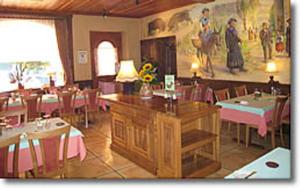 ein Esszimmer mit Tischen und Stühlen in einem Restaurant in der Unterkunft Au Manoir d'Anniviers in Vissoie