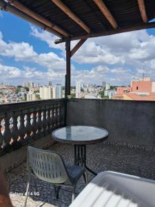 d'une table et de chaises sur un balcon avec vue. dans l'établissement Kit com varanda, à São Paulo