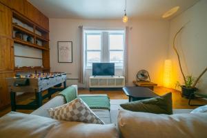 een woonkamer met een bank en een schaakbord bij Le loft Charlotte 2 in Québec