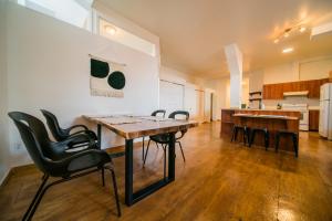 een keuken en eetkamer met een tafel en stoelen bij Le loft Charlotte 2 in Québec