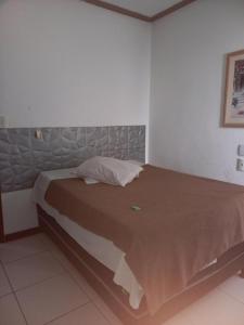 - une chambre avec un grand lit dans l'établissement HOTEL AL MARE ATLANTICO, à Aracaju