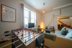 een woonkamer met een tafel met een spel bij Le loft Charlotte 2 in Québec +4 foto's
