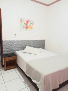 - une chambre avec 2 lits et une photo sur le mur dans l'établissement HOTEL AL MARE ATLANTICO, à Aracaju