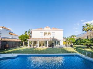 een villa met een zwembad voor een huis bij Villa del Prado Private Pool Large Garden in Marbella