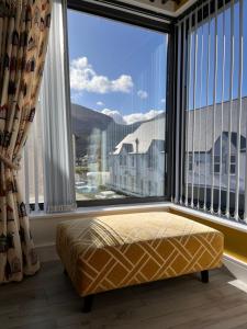 una grande finestra con un letto in una camera con vista di Mourneview Loft - Luxury Apartment a Newcastle