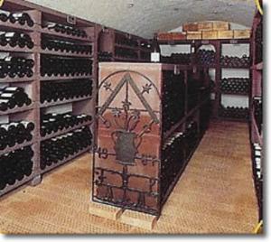 una habitación con un montón de botellas de vino en Au Manoir d'Anniviers en Vissoie