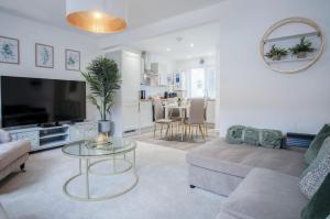 sala de estar con sofá y mesa en Luxurious Apartment Charlton Mews - 2 Bed - Tenby en Tenby