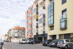 una fila de autos estacionados frente a un edificio en Tejo River View Apartment nearby Belém en Lisboa