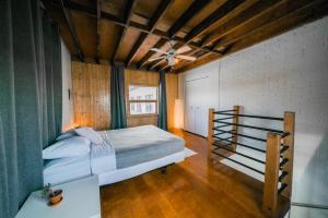 een slaapkamer met een bed en een plafondventilator bij Le loft Charlotte 2 in Québec