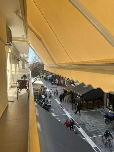 uma vista panorâmica de uma rua da cidade com um edifício em White Luxury Apartments em Kateríni