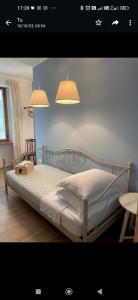 戈里齊亞的住宿－B&B Antico Fienile，一间卧室配有一张带两盏灯和一张桌子的床。