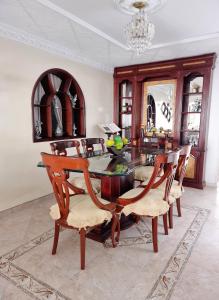 a dining room with a table and chairs at Hermosa casa en Bucaramanga in Bucaramanga