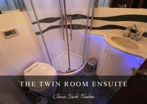 een badkamer met een douche, een toilet en een wastafel bij Classic Yacht Nadine in Poole Harbour, Dorset, with a Hot Tub Jacuzzi in Poole