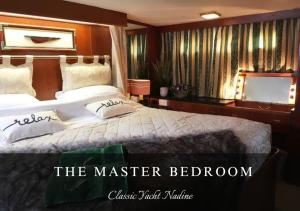 1 dormitorio con 1 cama grande en una habitación en Classic Yacht Nadine in Poole Harbour, Dorset, with a Hot Tub Jacuzzi, en Poole