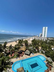 Blick auf den Strand vom Balkon eines Resorts in der Unterkunft Departamento con vista al mar in Mazatlán
