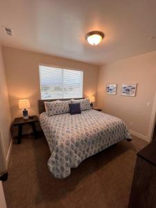 Postel nebo postele na pokoji v ubytování Sevier River Suite - Castle Rock Condos