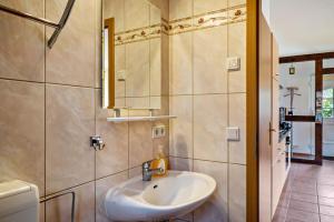 un bagno con lavandino e specchio di Ferienhaus Krakow am See a Krakow am See Altre 16 foto