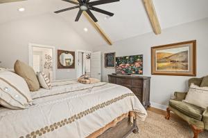 een slaapkamer met een bed en een plafondventilator bij Copper Creek Retreat - Hot Tub - Fenced In Yard in Fayetteville