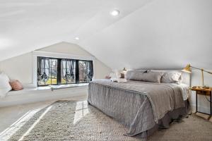 een witte slaapkamer met een bed en een raam bij Dickson Chateau-DT Fay-Huge Yard in Fayetteville