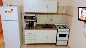 eine Küche mit einem weißen Kühlschrank und einer Spüle in der Unterkunft Departamentos San Francisco in San Francisco