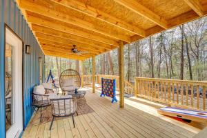 porche con sofá y sillas en la cubierta en Winnsboro Barndominium with Fire Pit and Large Deck!, en Winnsboro