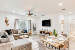 una sala de estar con un sofá y una mesa en Winnsboro Barndominium with Fire Pit and Large Deck!, en Winnsboro