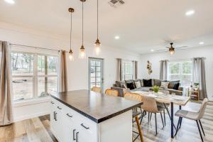 Una cocina y una sala de estar con mesa y sillas. en Winnsboro Barndominium with Fire Pit and Large Deck!, en Winnsboro