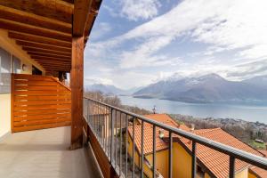 balcón con vistas al lago y a las montañas en Willow Apartment with Lakeview by Wonderful Italy, en Gravedona