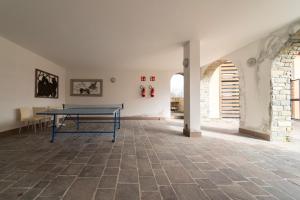 una habitación con una mesa de ping pong. en Willow Apartment with Lakeview by Wonderful Italy, en Gravedona