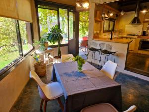 cocina y comedor con mesa y sillas en Casa Chacras de Coria en Mayor Drumond