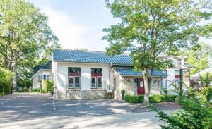 a house with a driveway in front of it at Hotel Groote Engel in Emlichheim
