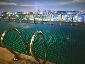 una piscina in cima a un edificio con vista sulla città di Harmony Haven Retreat Suite a Petaling Jaya