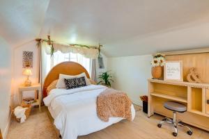 Un pat sau paturi într-o cameră la Rusk Retreat with Fire Pit, Grill and Countryside View