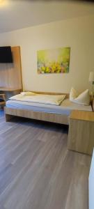 een groot bed in een kamer met bij Hotel Aits garni in Nordenham
