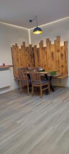 een eetkamer met een tafel en stoelen en houten wanden bij Hotel Aits garni in Nordenham
