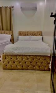 Ein Bett oder Betten in einem Zimmer der Unterkunft Carpet Alaadein Pyramids view