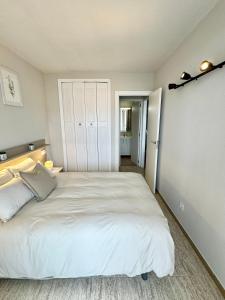 a bedroom with a large white bed in it at Apartamento completo junto a la playa in Salou