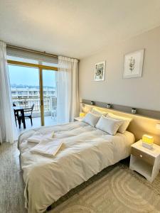 a bedroom with a large bed and a balcony at Apartamento completo junto a la playa in Salou