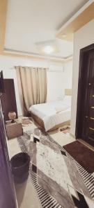 ein Schlafzimmer mit einem Bett und einer Tür in einem Zimmer in der Unterkunft Carpet Alaadein Pyramids view in Kairo