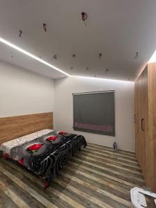 een slaapkamer met een bed en een flatscreen-tv bij “The Sea Breeze”, House Hamallaj in Durrës