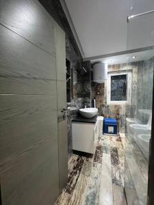 uma casa de banho com um lavatório, um WC e uma banheira em “The Sea Breeze”, House Hamallaj em Durrës