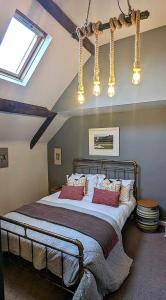 um quarto com uma cama grande e almofadas vermelhas em The Red Lion Arlingham em Gloucester