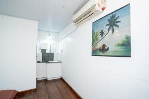 una habitación con una pintura en la pared en Garggi Backwater Retreat en Kottayam