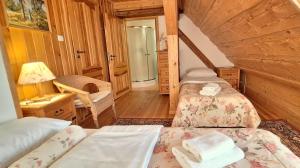 ein kleines Zimmer mit 2 Betten und einer Dusche in der Unterkunft Gospodarstwo Gościnne Jesionówka in Goworów