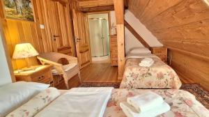 Cette petite chambre comprend deux lits et une douche. dans l'établissement Gospodarstwo Gościnne Jesionówka, à Goworów