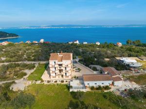 an aerial view of a building with the ocean in the background at Apartman Sipina 2 in Kukljica