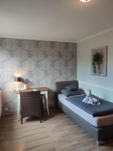 sypialnia z łóżkiem, biurkiem i stołem w obiekcie Hotel Groote Engel w mieście Emlichheim